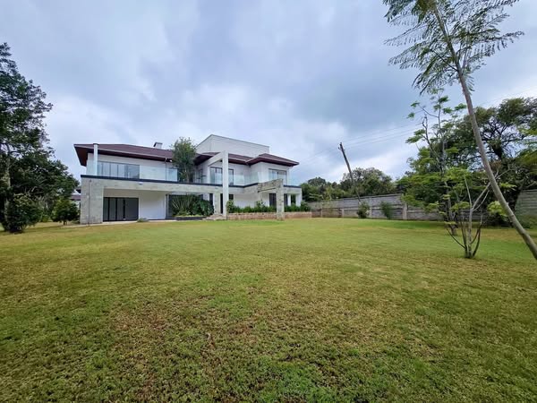 PALATIAL 5 BEDROOM VILLAS FOR SALE.
