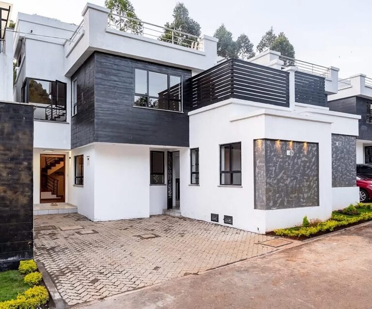 A Newly Built 4bedrooms, All En-suite Townhouse With A Dsq