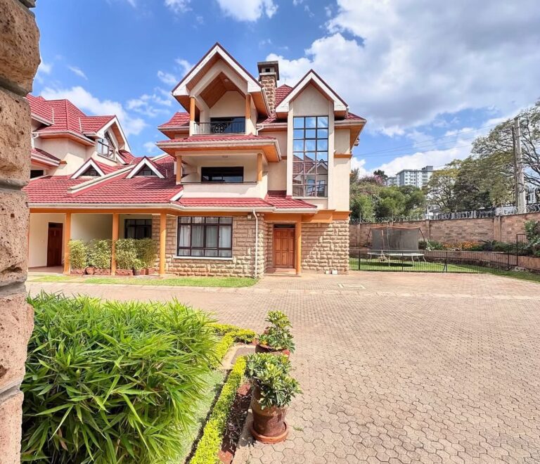 Bedroom Townhouse plus DSQ in Lavington at Ksh. 80M – Negotiable
