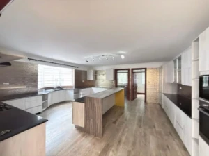5-bedroom house for rent in Rosslyn 1